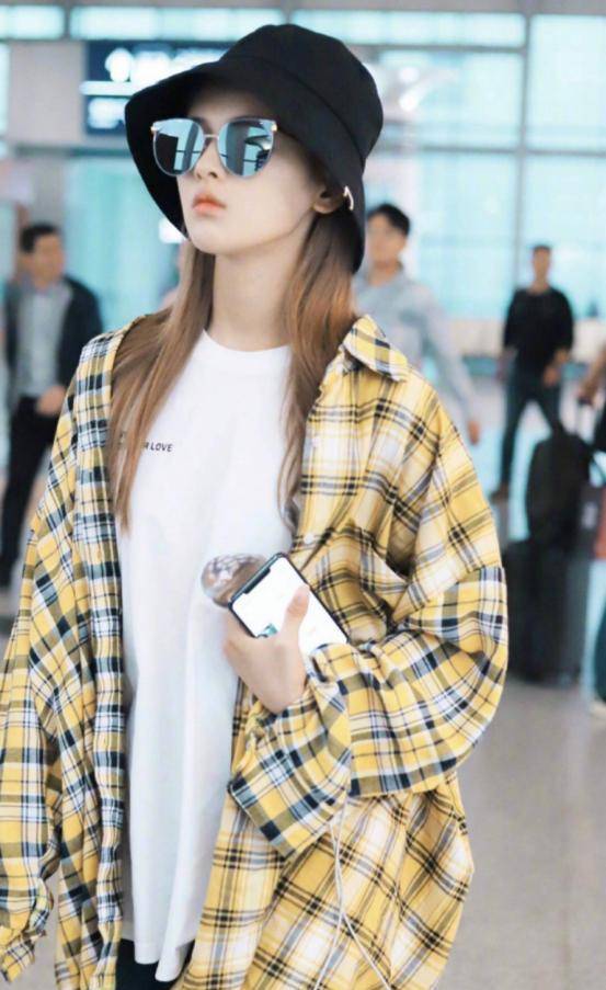 原创女明星都在穿的格子衫杨幂搭配卷发复古又精致又酷又潮太美了