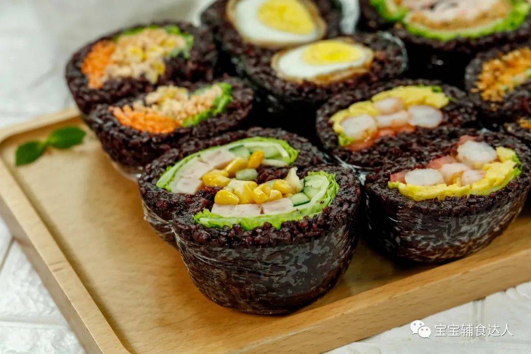 紫米蟹柳饭团紫米饭 生菜 芝士片 蟹柳 肉松,这个是我的最爱了,不仅有