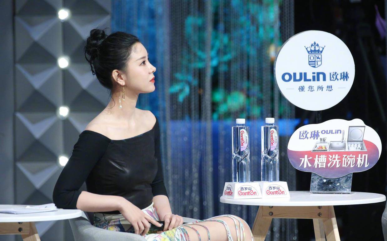 李小萌换风格更美了穿一字肩皮衣配流苏裙丸子头甜美又减龄