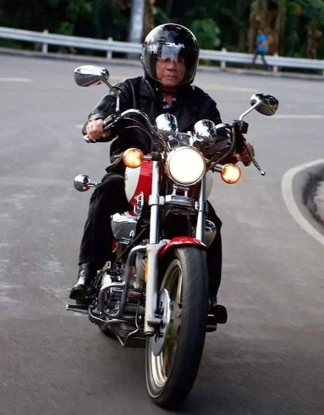 杜特尔特骑摩托图片