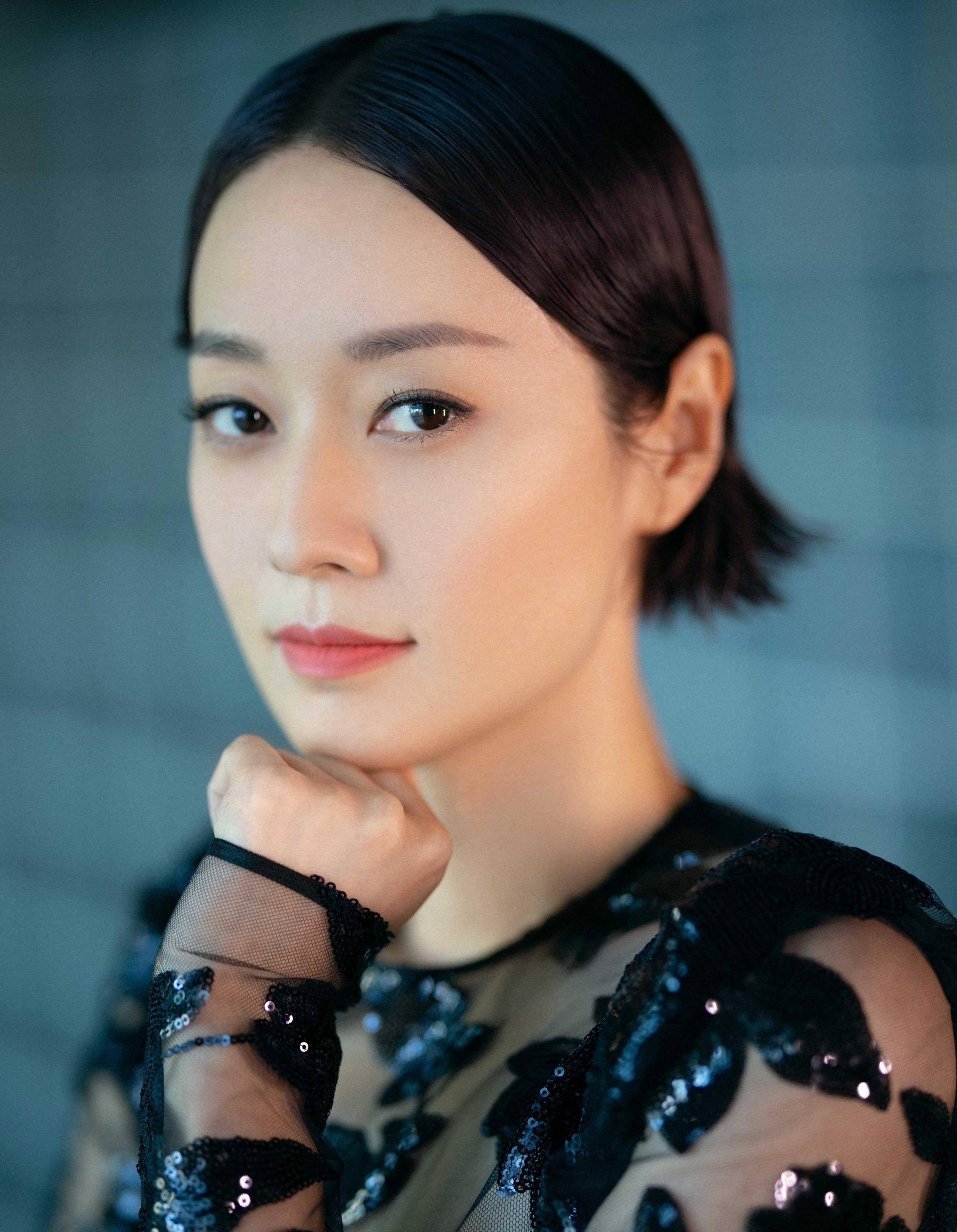 女明星的气场不一般,黑色镂空长裙配中分油头,优雅气质真撩人_时尚