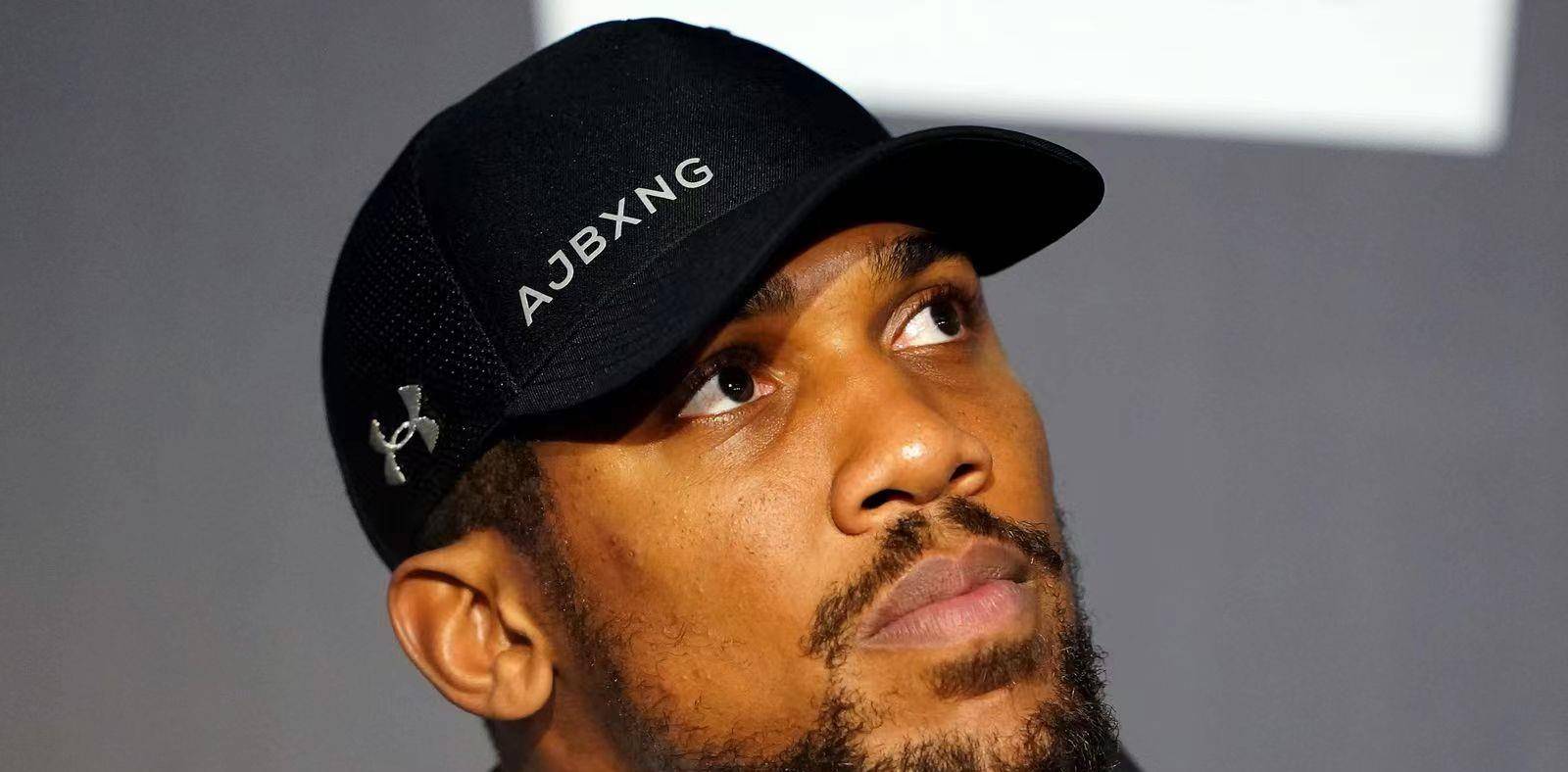 前拳击冠军约书亚作为替补出场,他全身肌肉发达,他们的外表非常相似