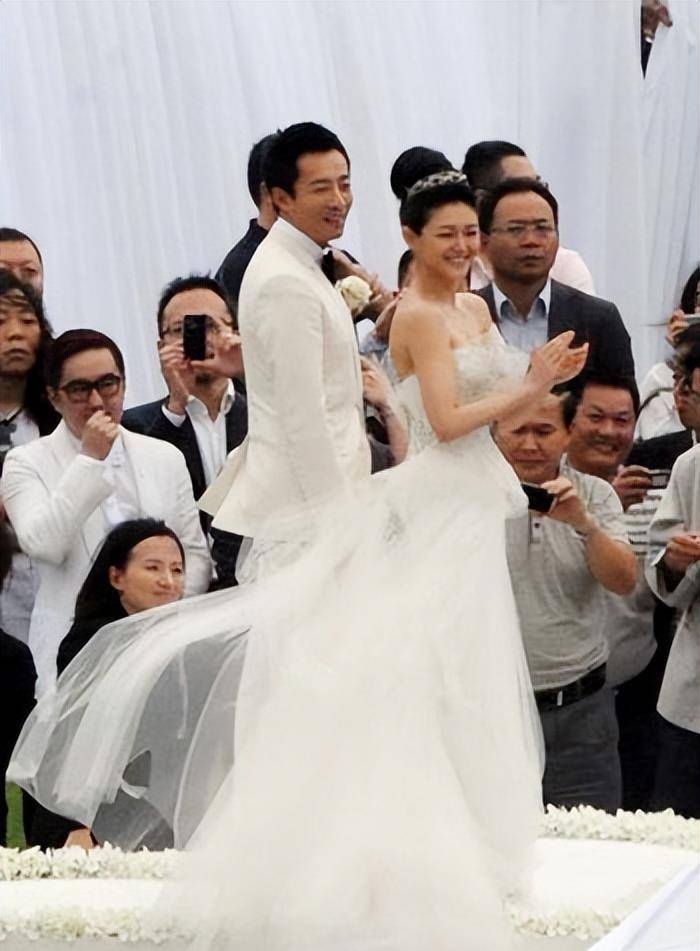 大s的第二件婚纱只花了1万多元,王晓飞在海南岛的第一次婚姻花费了