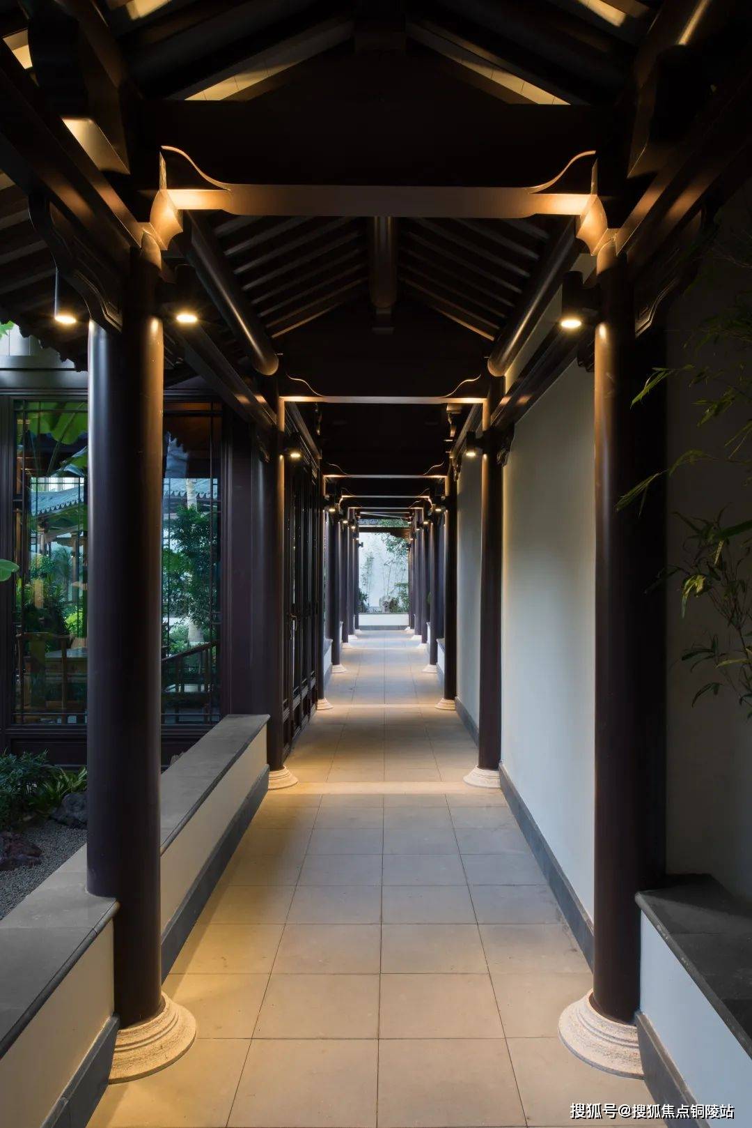 铝合金连廊景观建筑—家宴区家宴区位于中心水景区北侧,体量较大