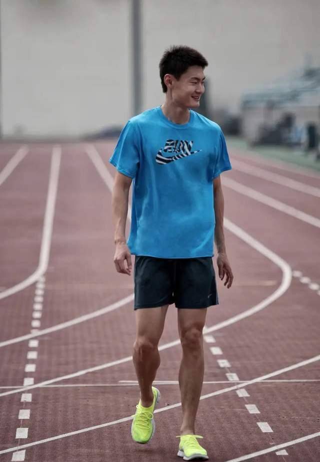 "气得张培萌连夜收拾东西回家,"成绩再好我也不练了,我要去大学,不