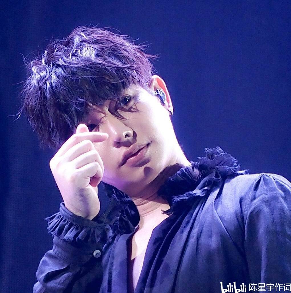 原创泰国主播调侃歌手peck过度整容脸忘关麦泰星peckpalitchoke粉丝