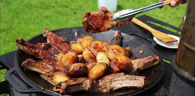 原创俄罗斯铁板牛排一餐做5斤煎到8分熟看着口水直流