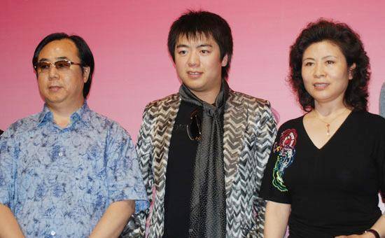 郎朗泪奔:成名后,我绝不让父母再流泪_郎国_儿子_周秀兰