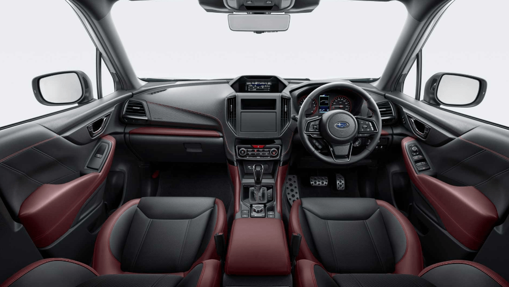 内饰方面,新车采用红黑双色调内饰,并在座椅头枕上加入了sti标志.