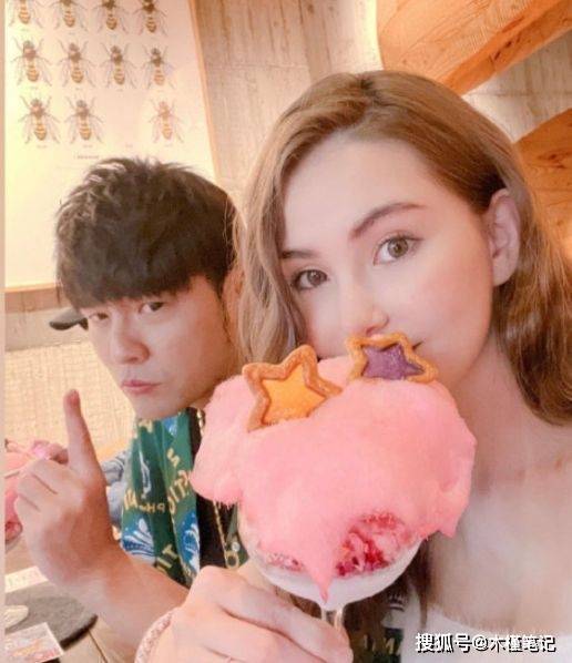 周杰伦邀请小S夫妇聚会，小S现场拥抱许雅钧，男方表情抗拒不情愿_俊晔_葛斯齐_魔术师