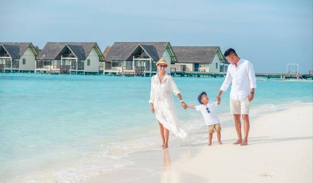 高曙光一家拍全家福,小16岁妻子身材健美,4岁儿子太像爸爸_造型_富婆_