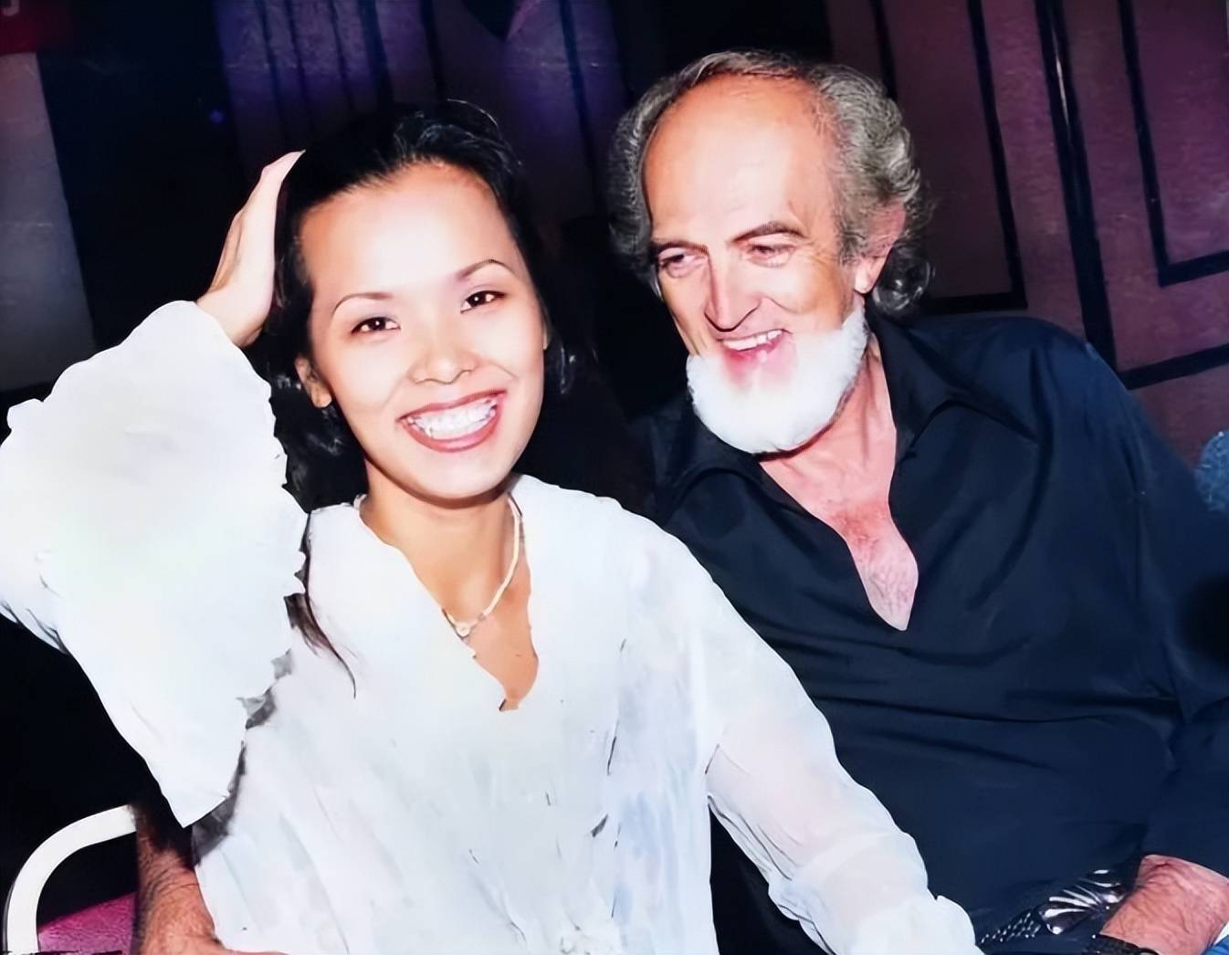 58岁韦唯定居泰国当老师:曾插足侯耀文婚姻,还遭到外国丈夫家暴