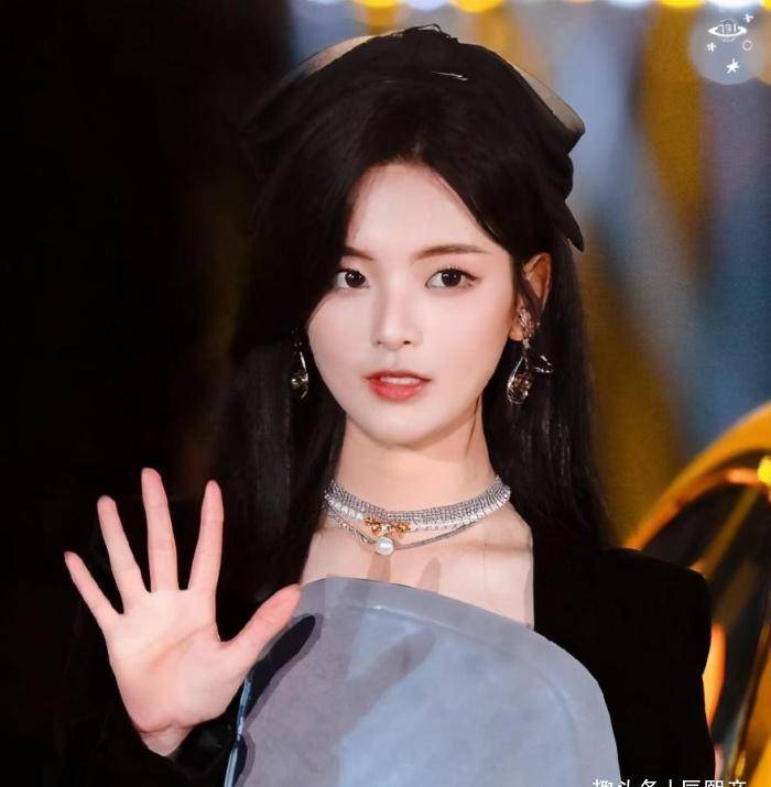 杨超越醉酒失态的视频曝光:男同事摸头安抚,她撒泼大喊"爸爸"_王源