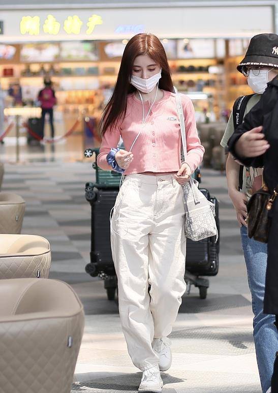 鞠婧祎脚上穿了一双小白鞋,好看又不累.