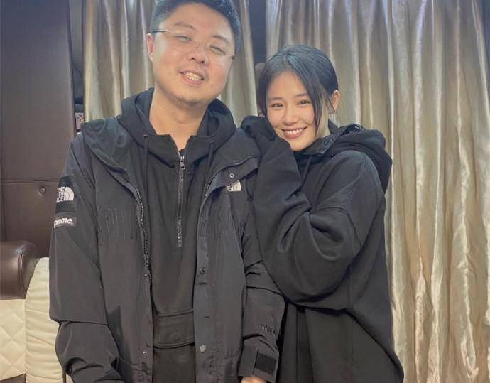 原创马思纯晒出与男子亲密合照还主动曝光探班男子粉丝们激动坏了