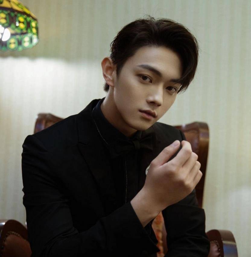 原创许凯出席活动生图曝光一身黑色西装绅士风度十足这颜值我爱了