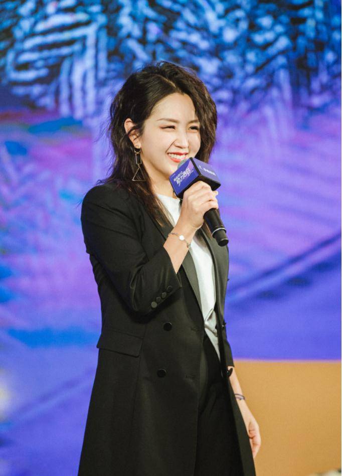 何洁气质全开,穿一套黑色西服套装干练知性优雅,时髦又减龄_进行_身材