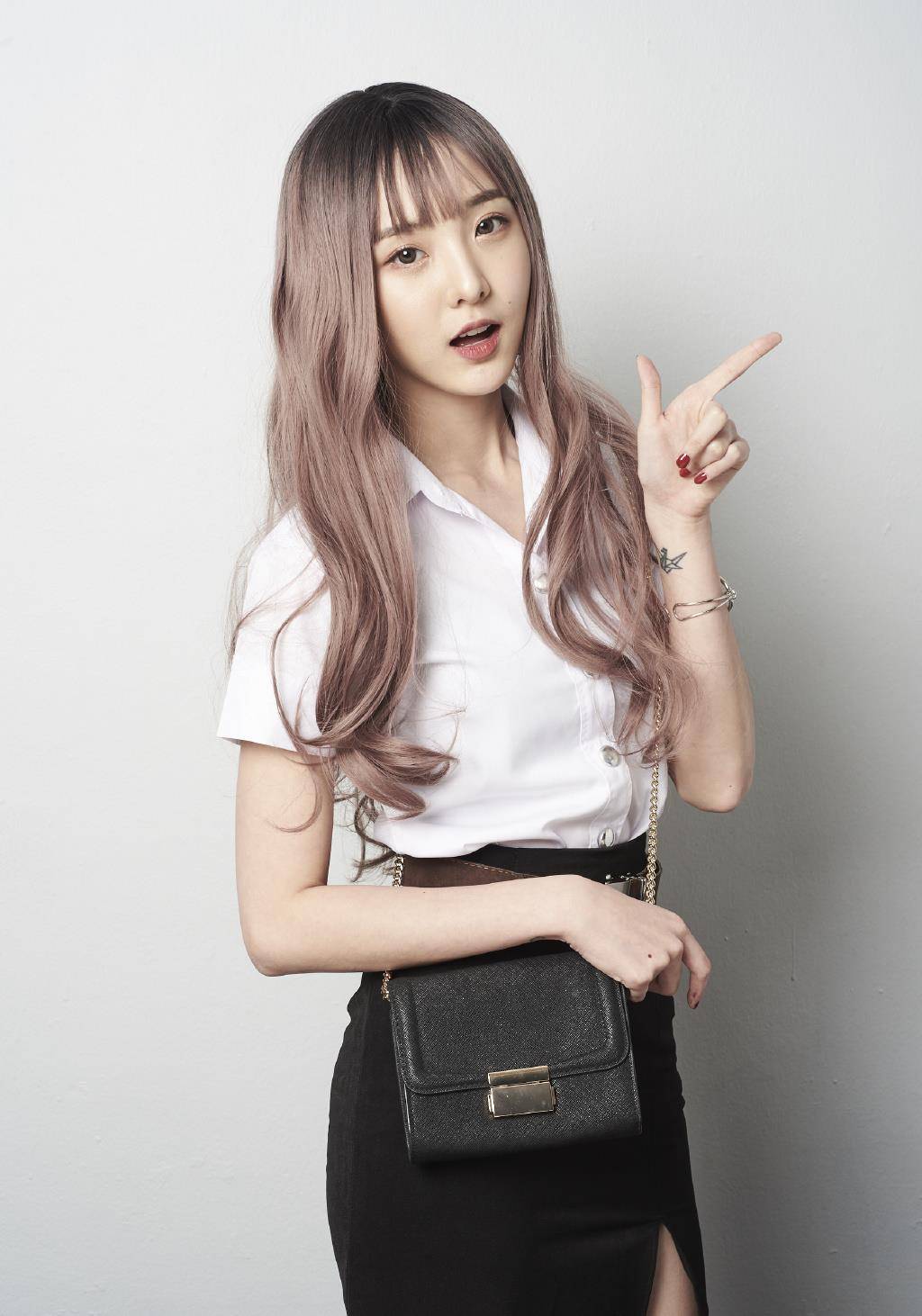 技巧被黄子韬称赞的泰国女孩儿郑乃馨借着选秀节目迅速打开中国市场