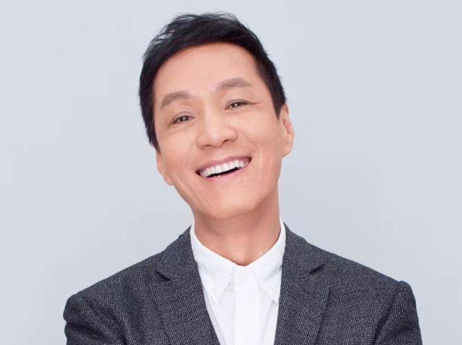 原创58岁冯远征晒照庆生罕见年轻旧照曝光眉清目秀气质佳