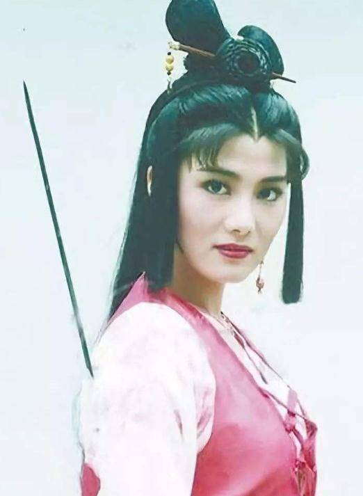 52岁"莫愁"杨丽菁晒一字马健身视频,穿运动背心保养得宜身材窈窕_网友