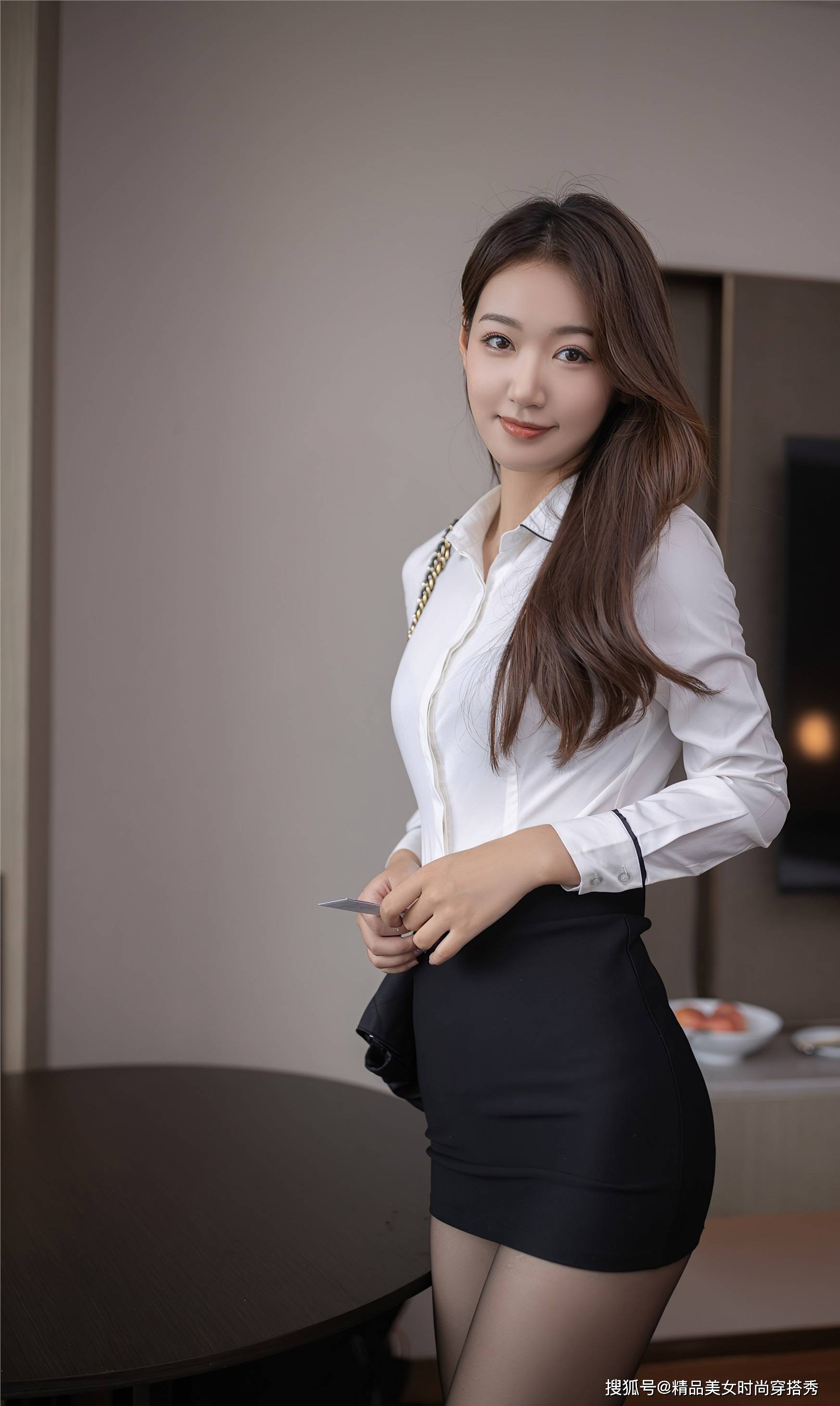 白衬衫搭配黑色短裙万年不变的老搭配干练而不失低调感