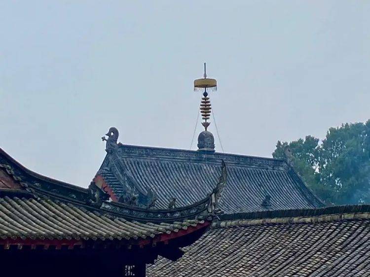 成都藏着一座千年寺庙，被誉“川西佛国”，有东南亚最大乌木观音