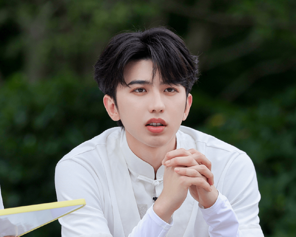 剧情不够"cp"来凑,蔡徐坤积极配合的样子,很像曾经的鹿晗_金婧_嘉宾