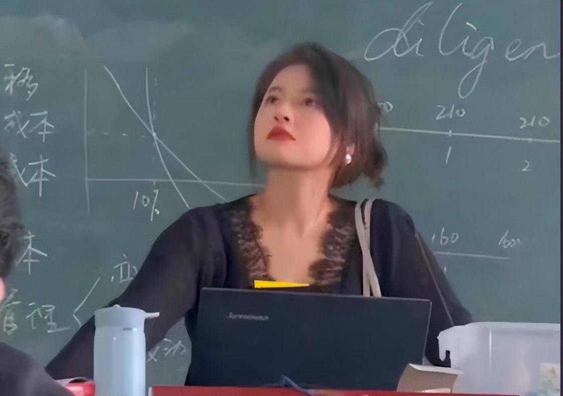 高校女教师因颜值 走红 港风气质美女 网友 星女郎的感觉 着装 统一 教学水平