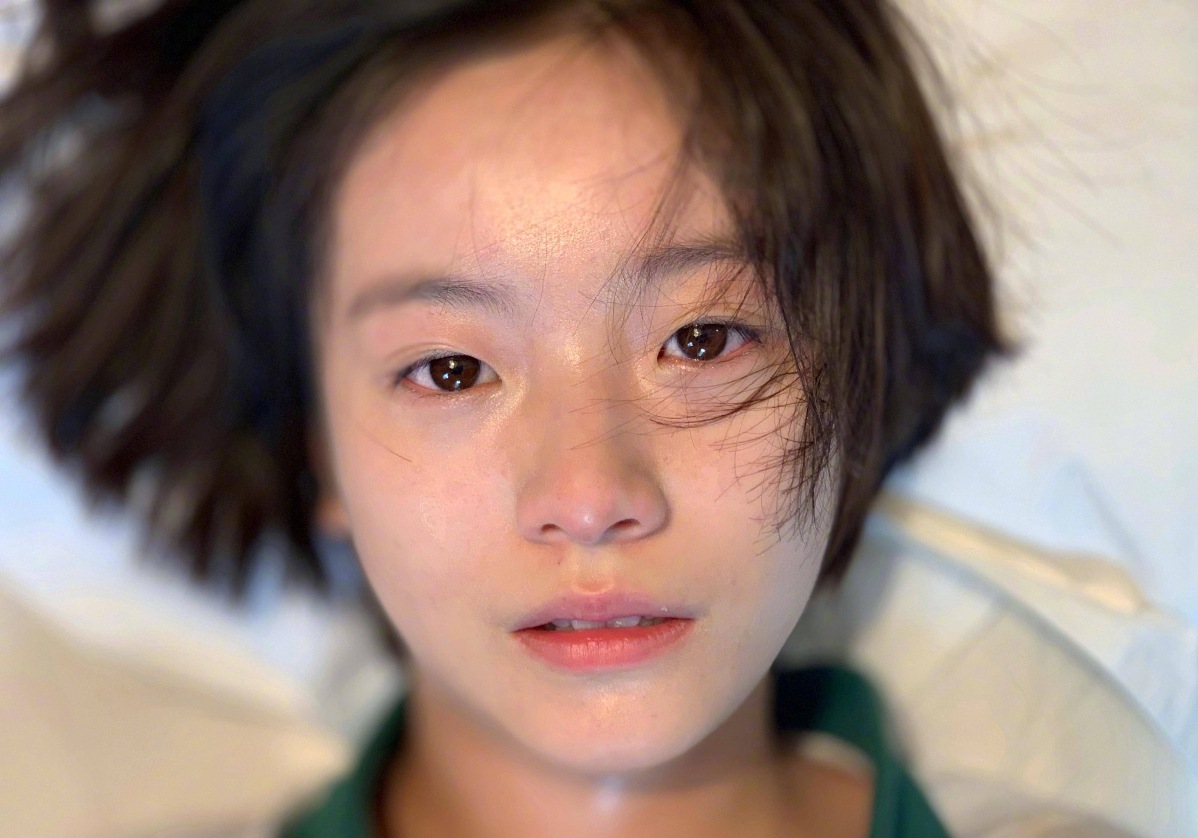 看得出来李庚希属于小骨架女孩,整个人的娇小都加强