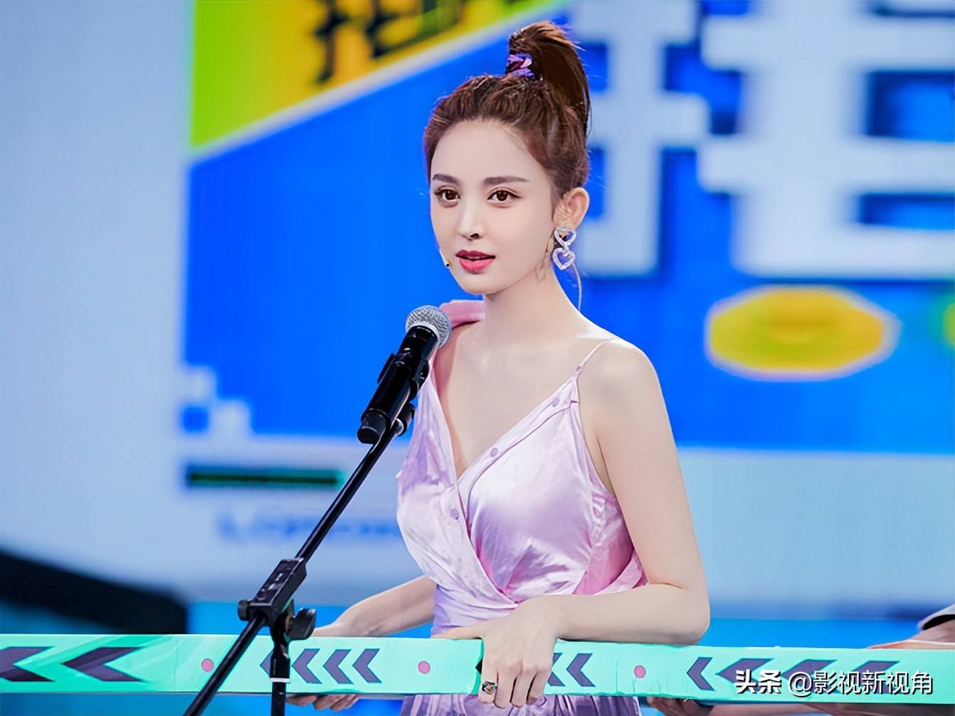 不可否认,古力娜扎穿粉裙录制综艺节目确实挺显身材的,不过,我个人