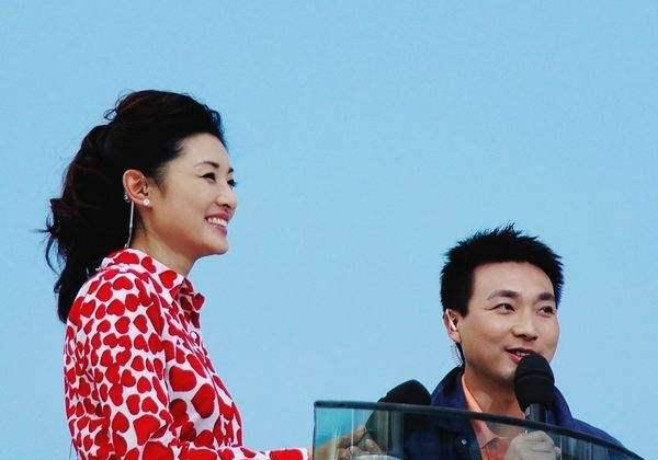 原创重回舞台的周涛52岁依然漂亮优雅有气质二婚嫁富豪婚姻美如初