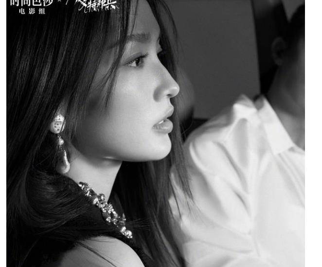李沁黄景瑜太般配拍摄黑白大片氛围感满满宠溺的眼神不会骗人