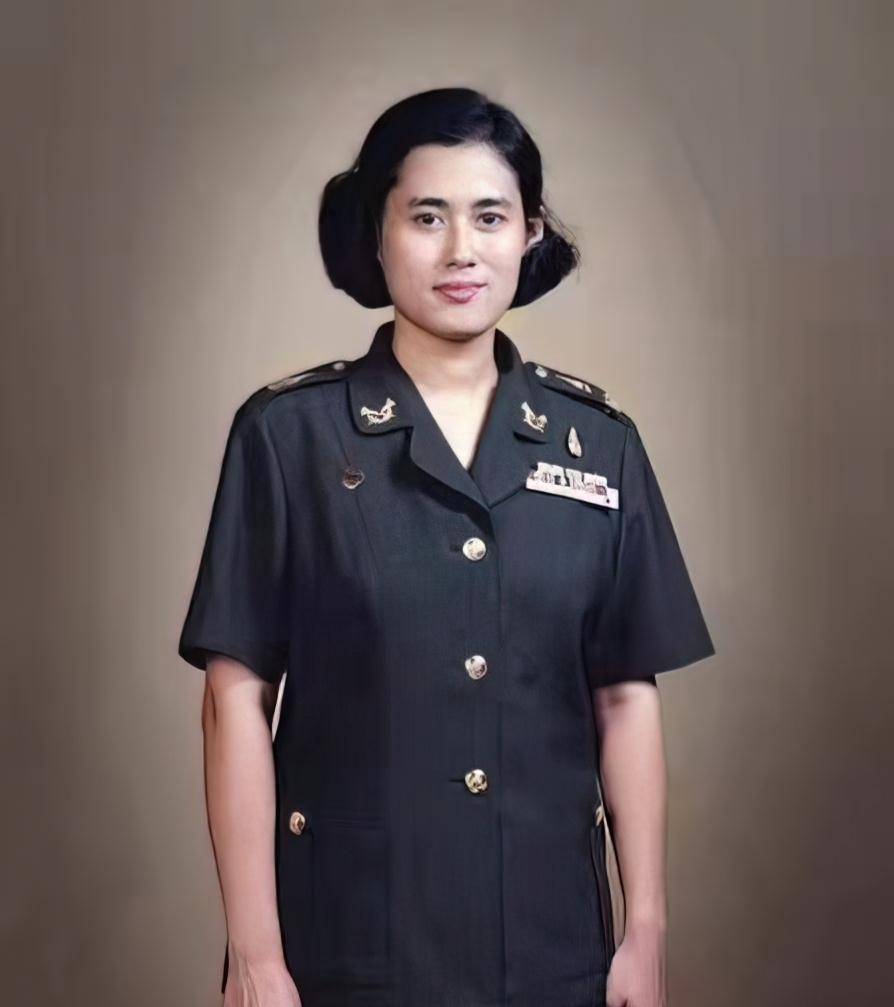 诗琳通公主年轻时惊艳,为国操劳多年气质大变,和母亲同框像姐妹