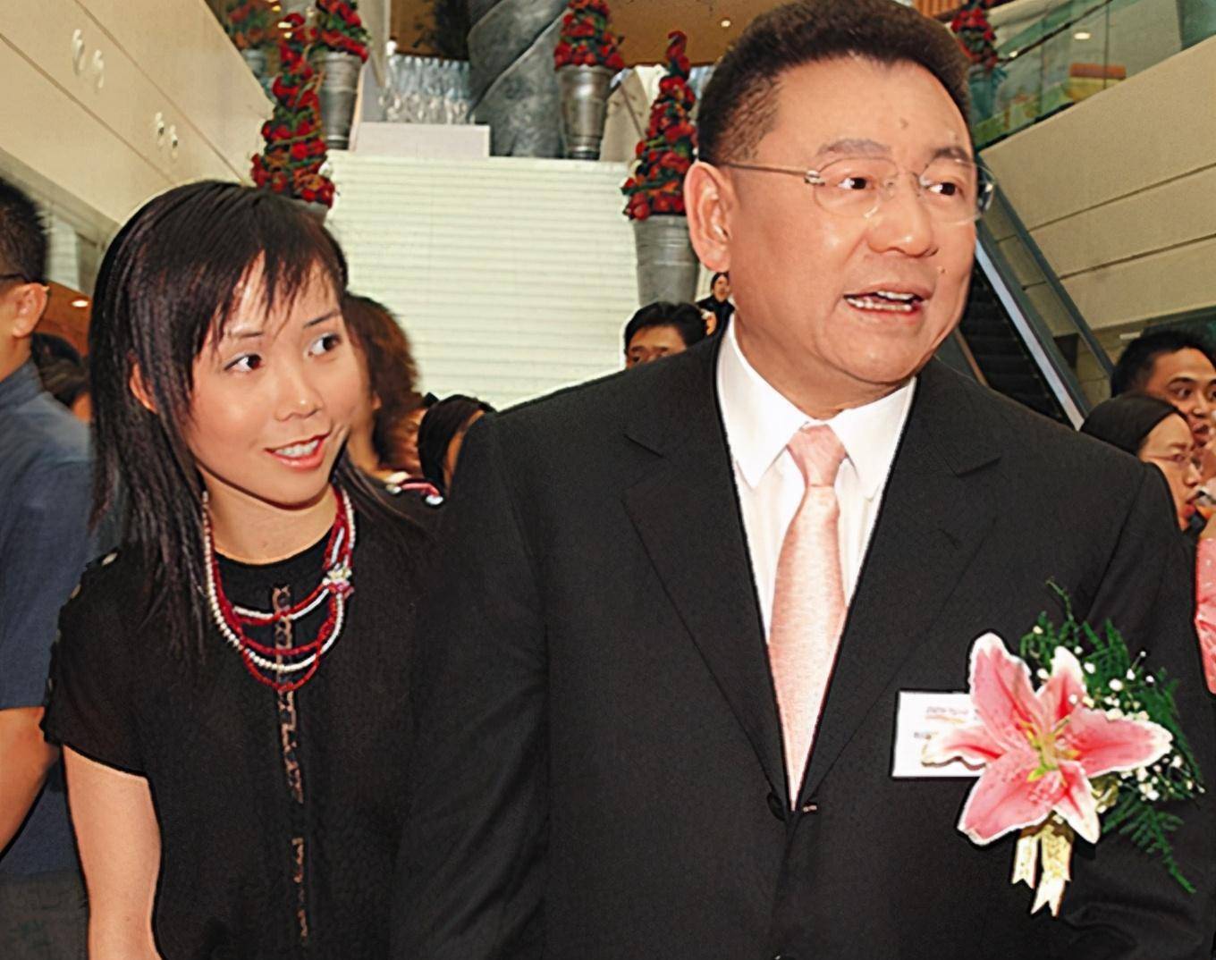 刘銮雄却没有参加,这不由得让人对他们的父女关系产生疑问