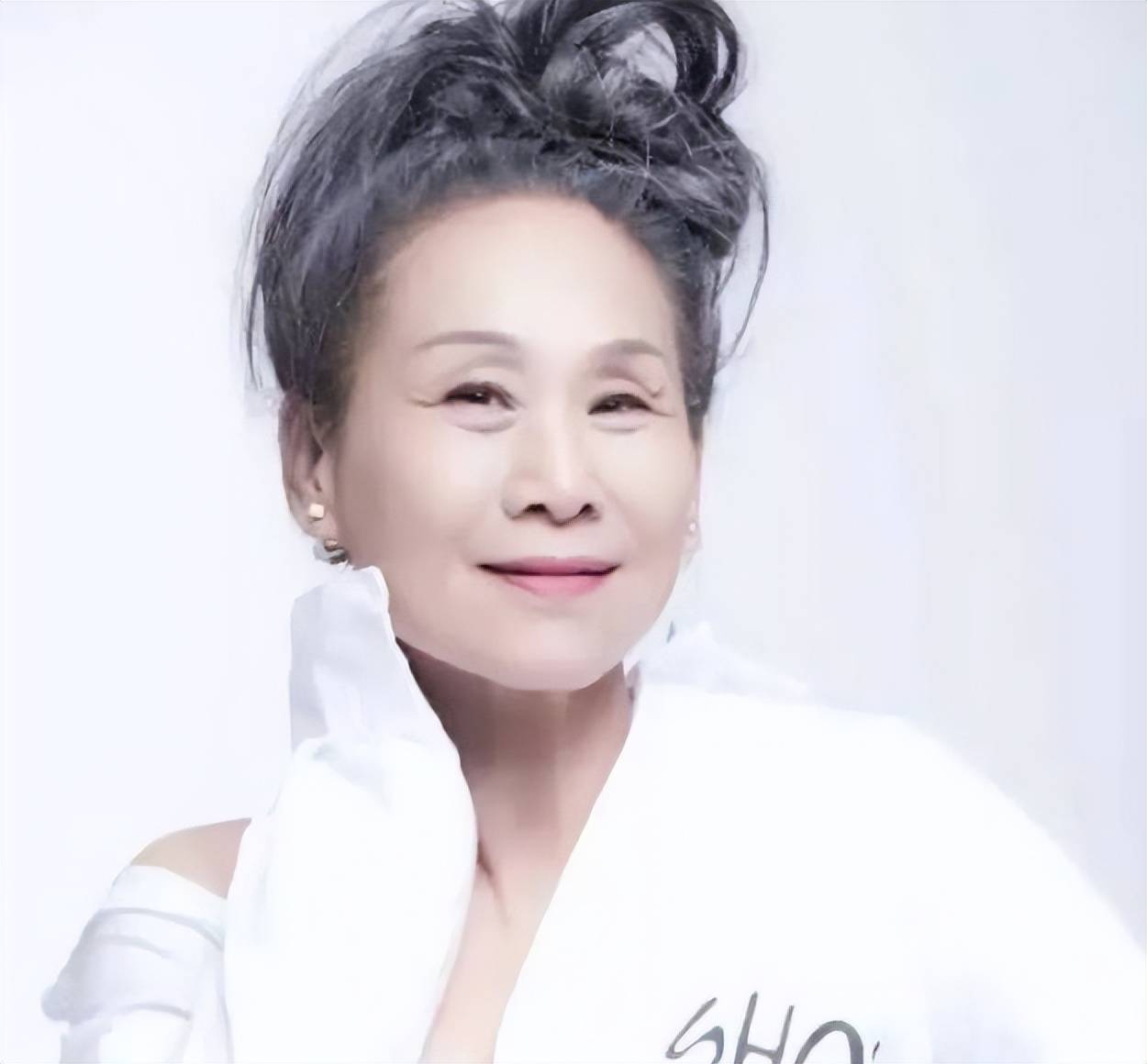 苇青62岁出道73岁拿下百亿票房儿子是她的骄傲也是她的恩人