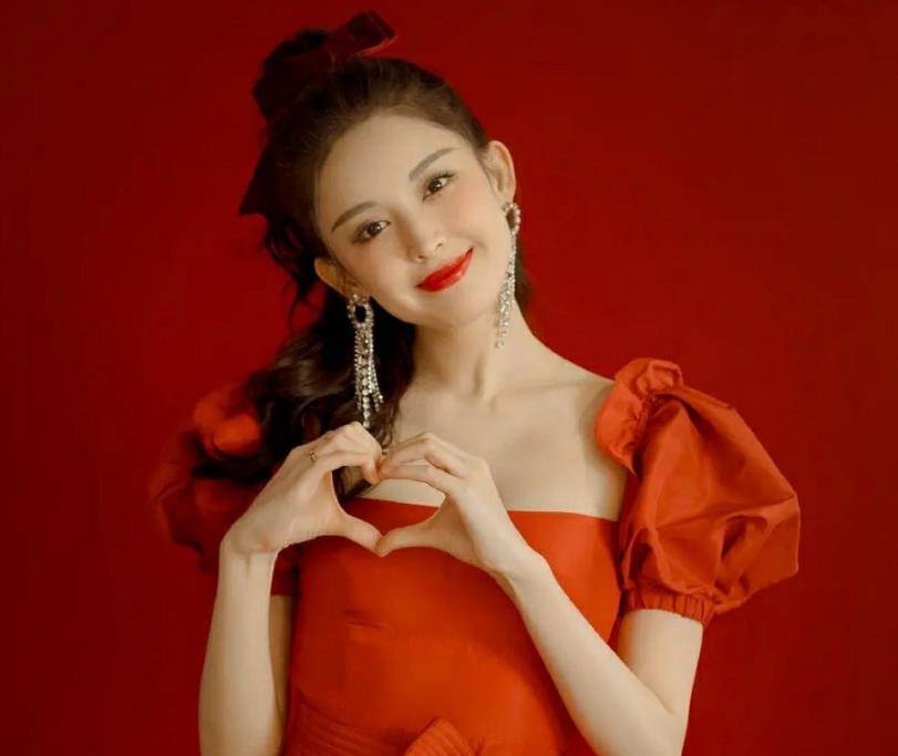 迪丽热巴古力娜扎撞衫,同穿泡泡袖红裙,终于明白骨架小有多重要_红色