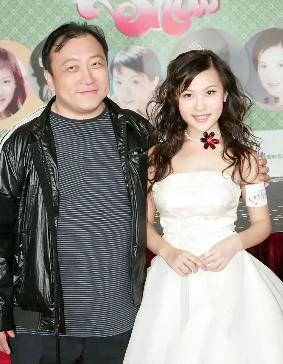 大女儿王佟艺出生于1980年,早些年也曾出演过王晶执导的电影