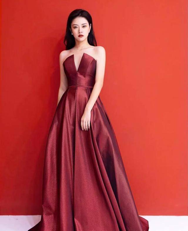 王鸥的"孜然味"羊腿袖礼服好美看看姐姐最近的礼服有多美吧!