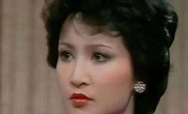 照片曝光,连张柏芝王菲都比不过_狄波拉_谢贤_养父母