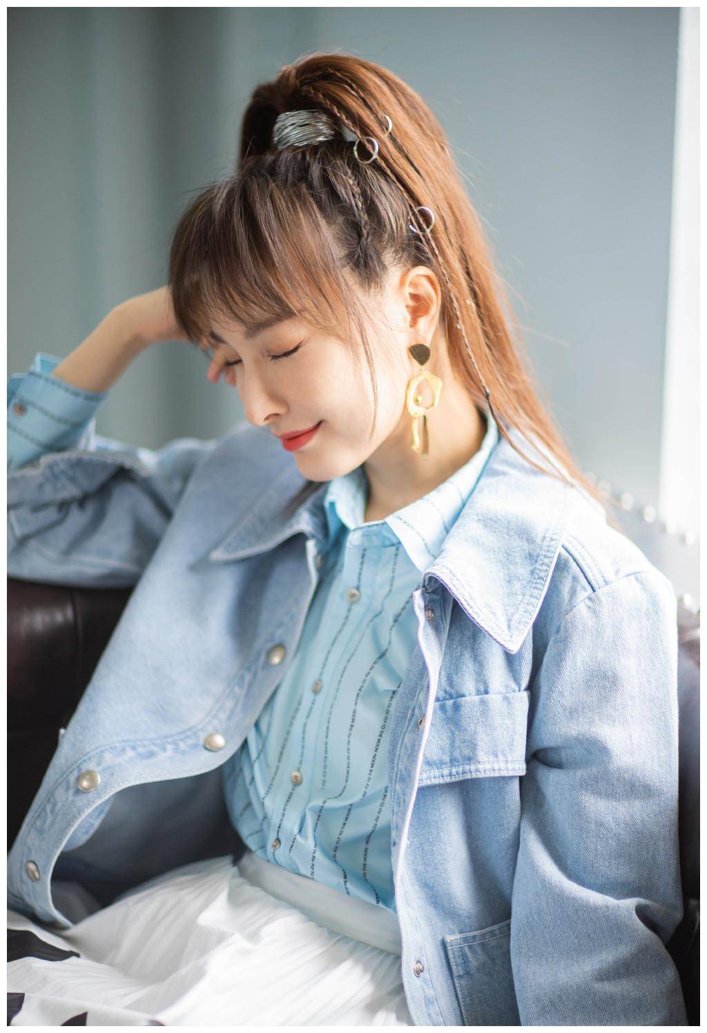 吴昕也太会打扮了,高马尾上串银色圆环,青春俏皮不像36岁_年龄_颜色