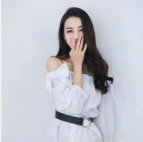 女人肩膀有这3个标志属于天生美人肩穿露肩衣服会很好看