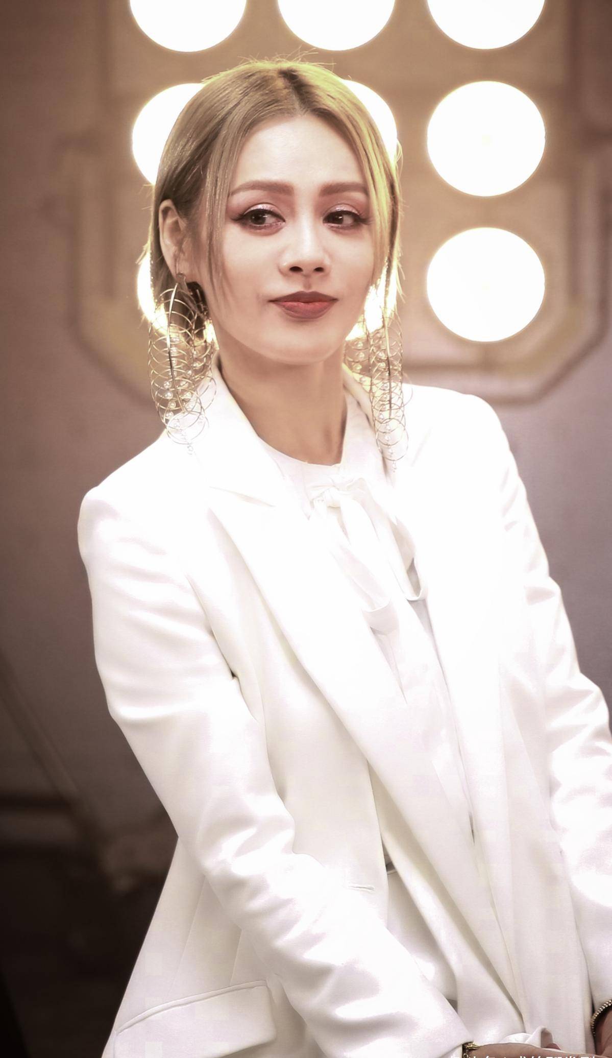 中分短发配银色西装闪耀亮相,48岁的姐姐又美又飒_黑色_女生_发型