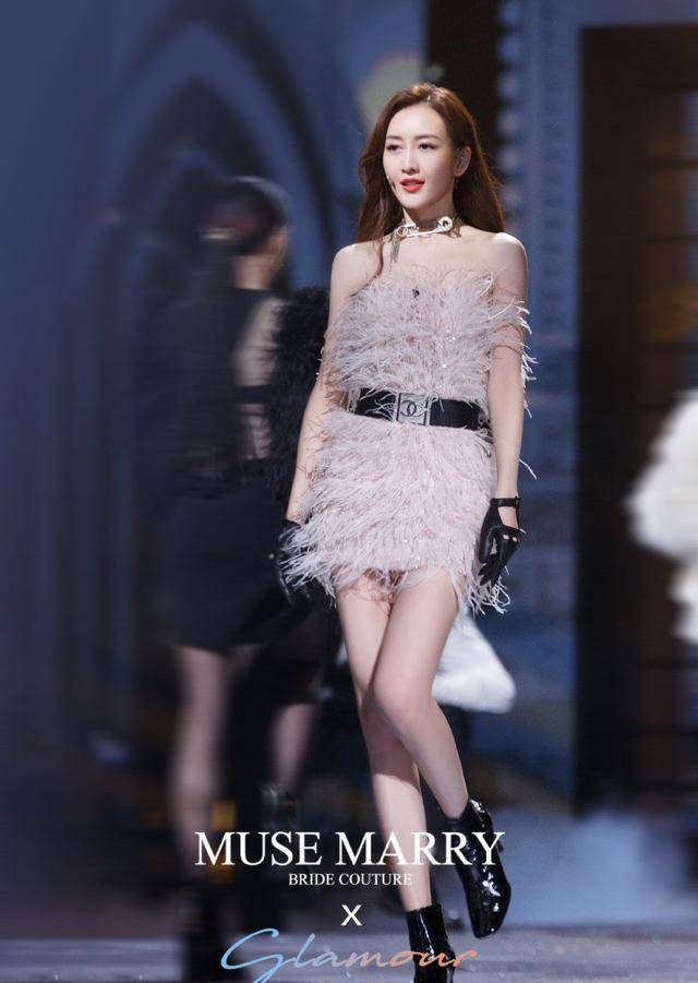 王鸥的"孜然味"羊腿袖礼服好美看看姐姐最近的礼服有多美吧!