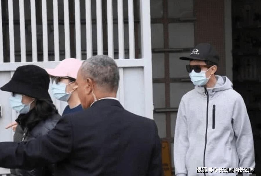 极少出现在公众面前,尤其是长孙李长禧更是保护得非常严密,自从某年李