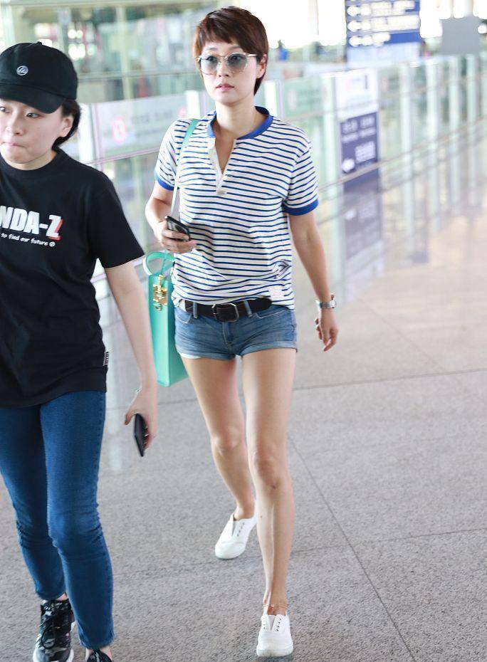 原创女明星罕见露腿穿条纹t配超短裤清凉时髦美腿修长纤细太抢镜