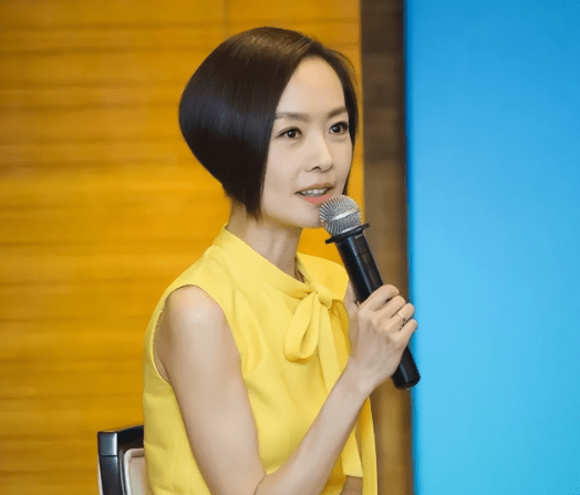 52岁鲁豫近照脸颊凹陷 麻杆腿快成筷子了