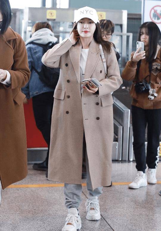 搭配一条灰色运动裤,这种运动裤的穿搭很休闲洒脱,和格纹大衣也能够