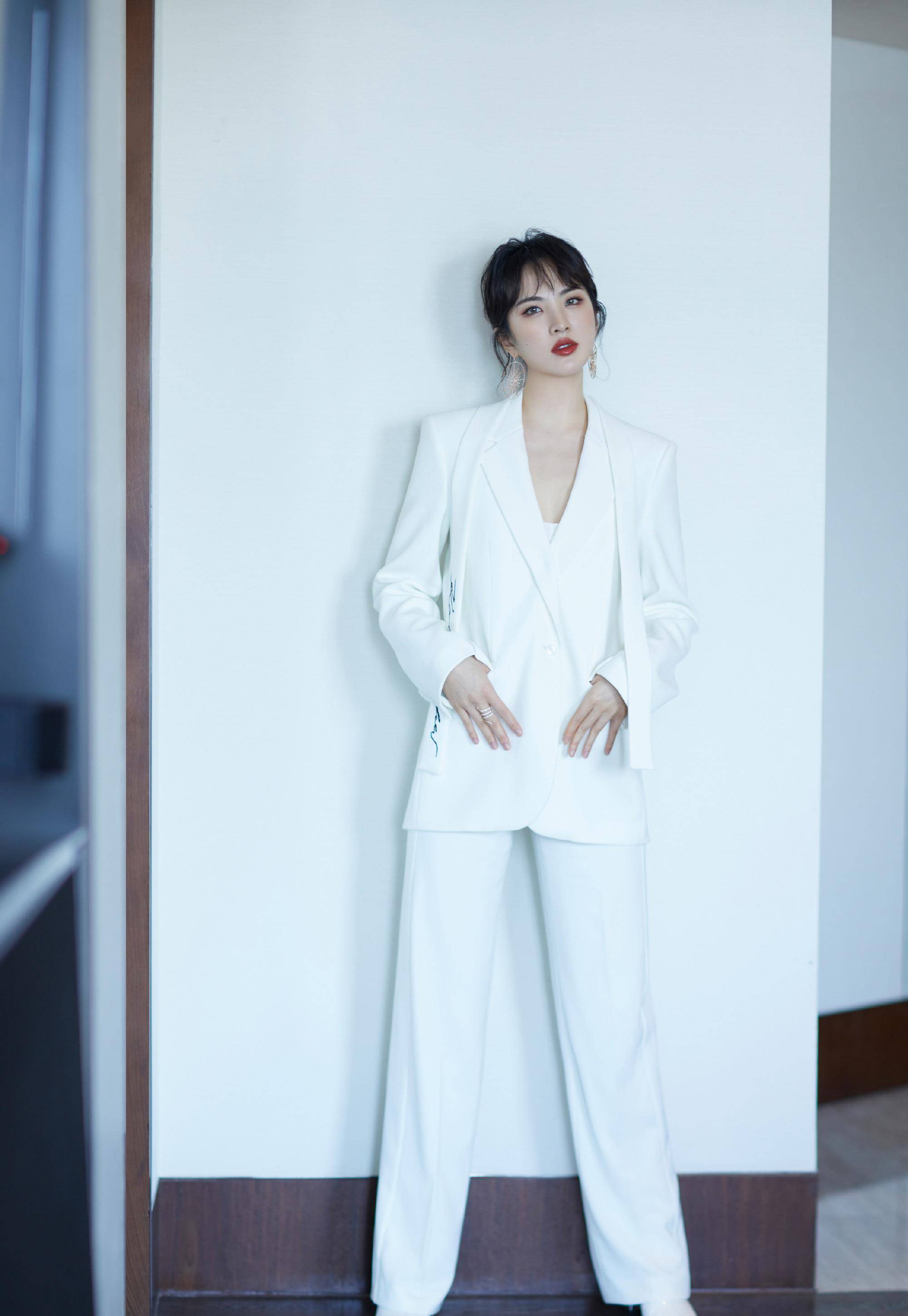 原创姚安娜生图惹争议难得端庄优雅却被嘲像女企业家