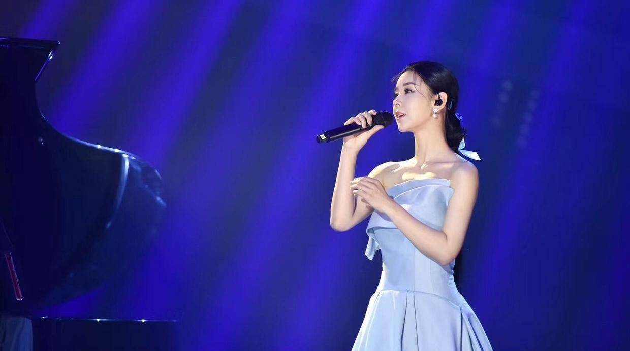 李小萌瘦了真是"蜜桃女神",一袭露背连衣裙高调演唱,气质惊艳_进行