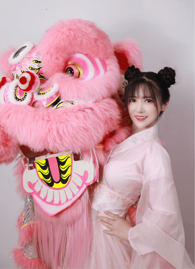 95后新生代女演员颜嫣化身舞狮少女,以最富中国传统特色的形式庆祝